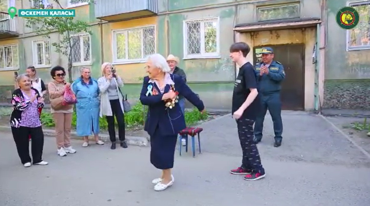 С 95-летием Марию Федоровну поздравляли в Усть-Каменогорске, с военным оркестром. Боевая пенсионерка не только послушала военные песни, но и сплясала!