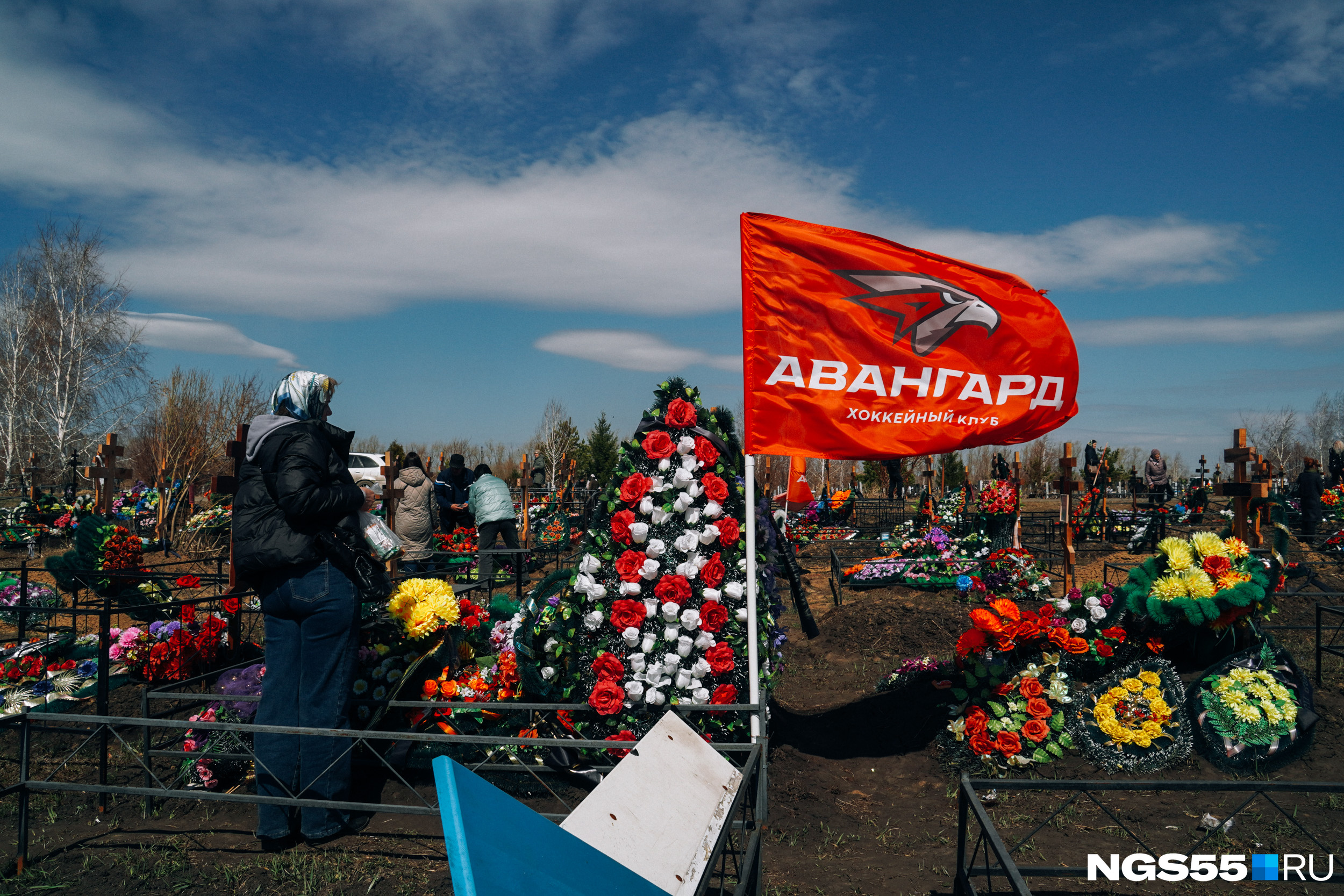 На кладбище покоятся и болельщики омского «Авангарда». Их друзья и товарищи установили флаг с эмблемой хоккейного клуба