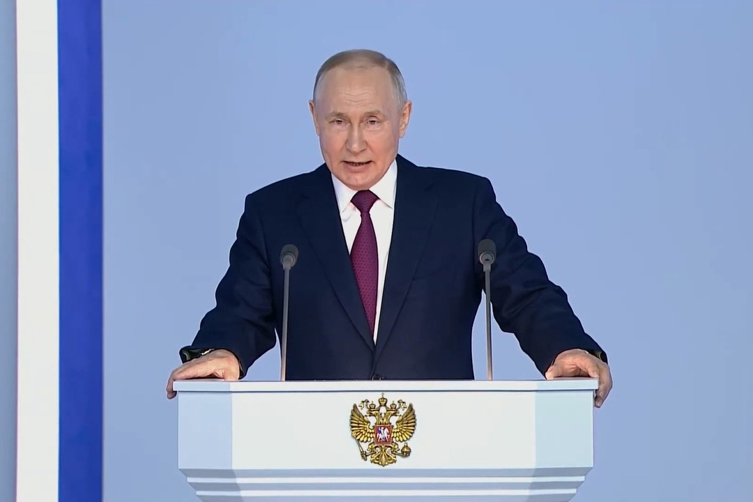Ребятам показывают отрывок из обращения Путина к Федеральному собранию