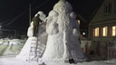 Нижегородец построил Деда Мороза и Снегурочку размером с дом — фото снежных гигантов