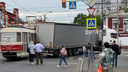 Двоих увезли в Пироговку: в центре Самары столкнулись фура и трамвай с пассажирами