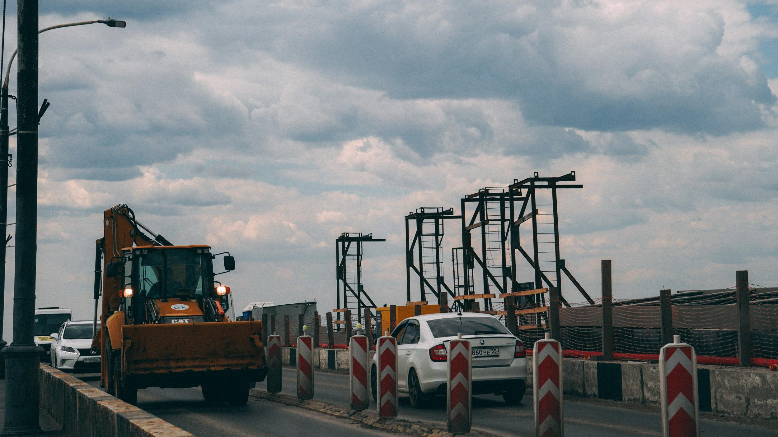 В Омске грузовикам запретили ездить по Ленинградскому мосту