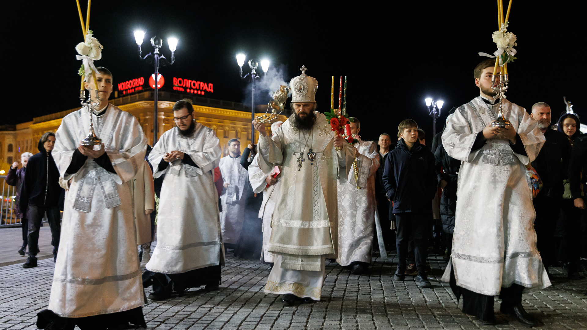Улыбались и верили: как прошло пасхальное богослужение в волгоградском соборе Александра Невского