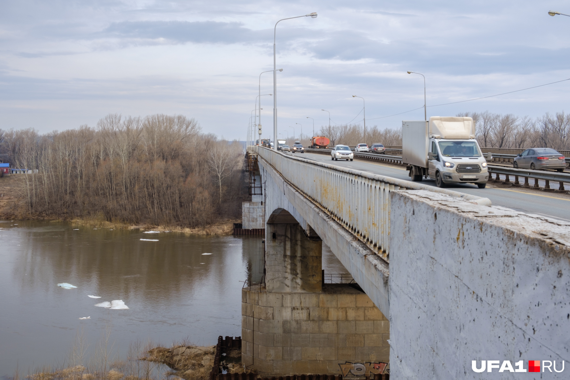 Проржавевший мост минувшей весной