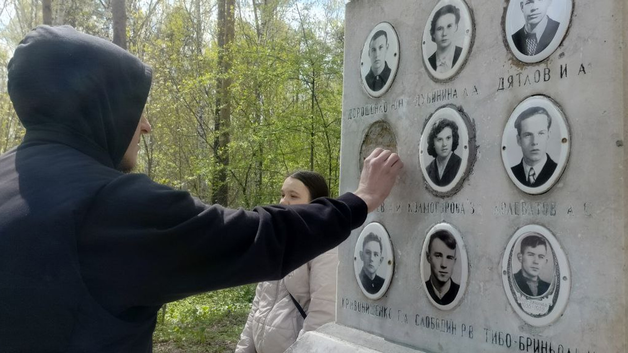 В Екатеринбурге поминают бандитов: фото с аллеи авторитетов на Широкореченском кладбище