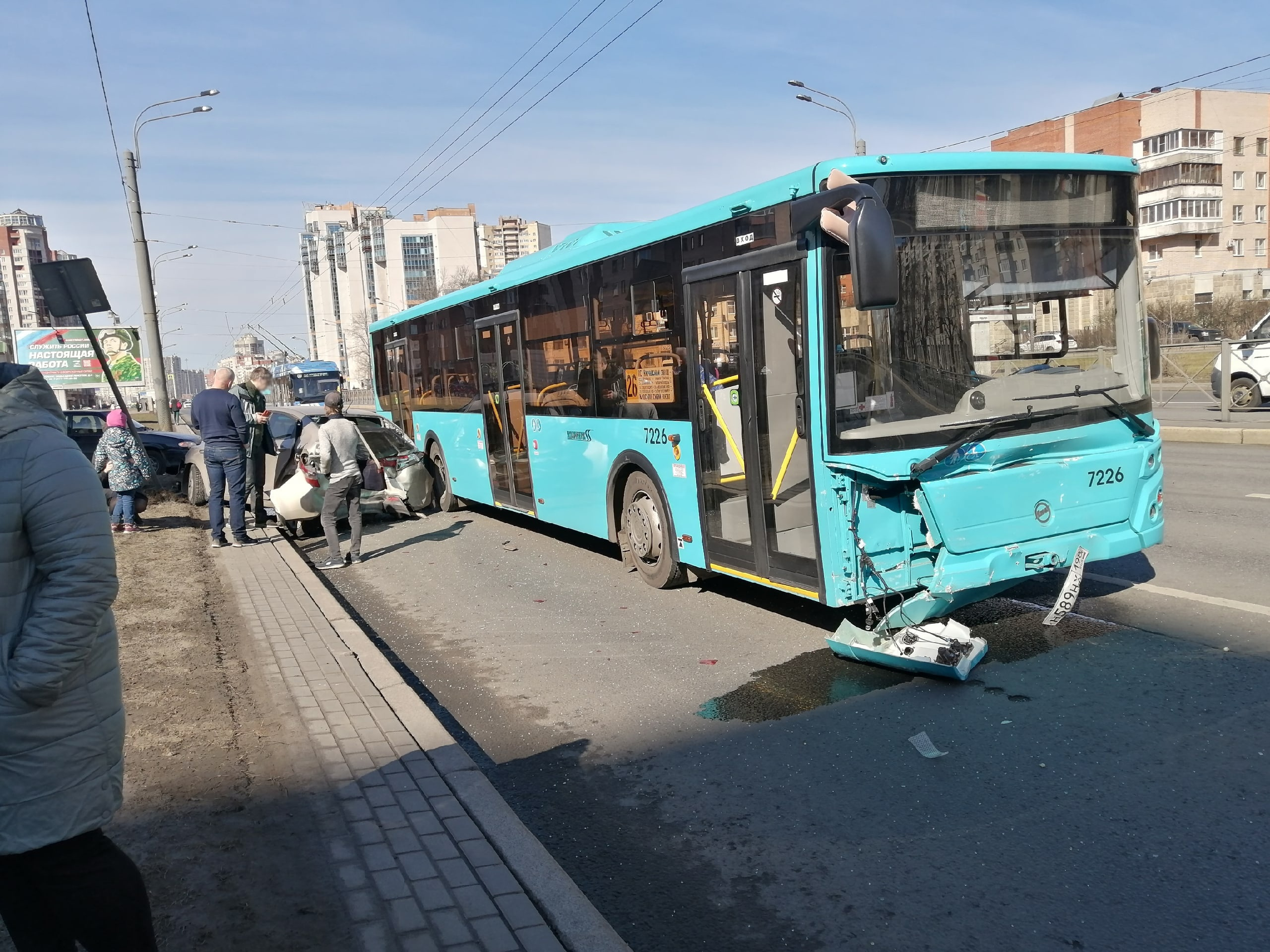 Резкие маневры автомобилиста закончились «пинком» от автобуса на Ленинском  проспекте | 21.04.2023 | Санкт-Петербург - БезФормата