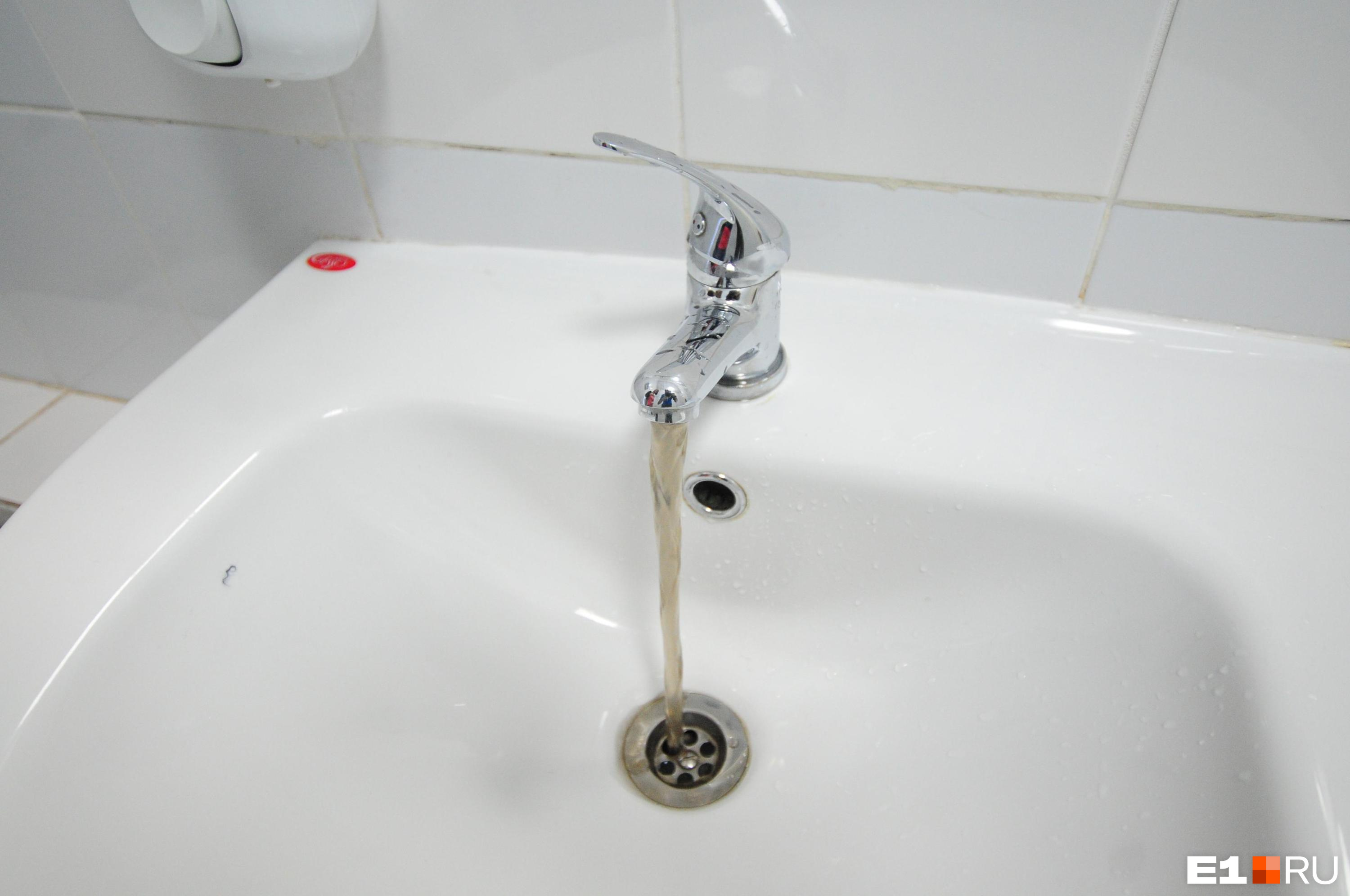 «Воняет фекалиями!» Почему в Екатеринбурге стала неприятно пахнуть вода из крана
