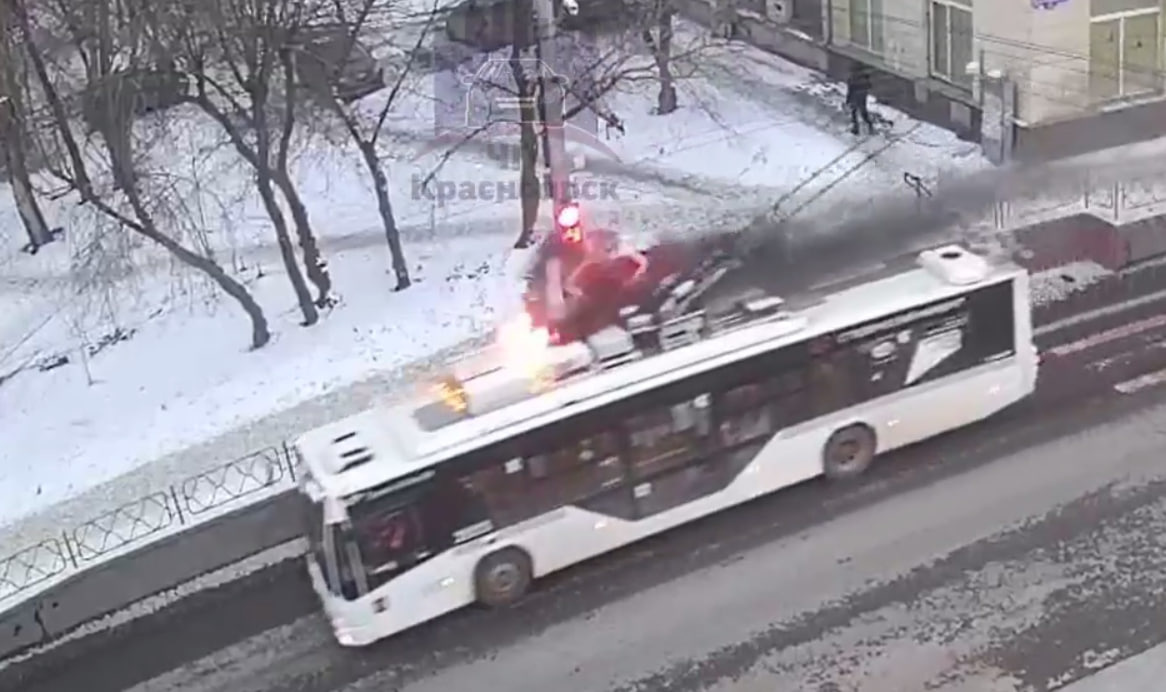 Горели «рога». В Красноярске прямо на ходу загорелся троллейбус с пассажирами