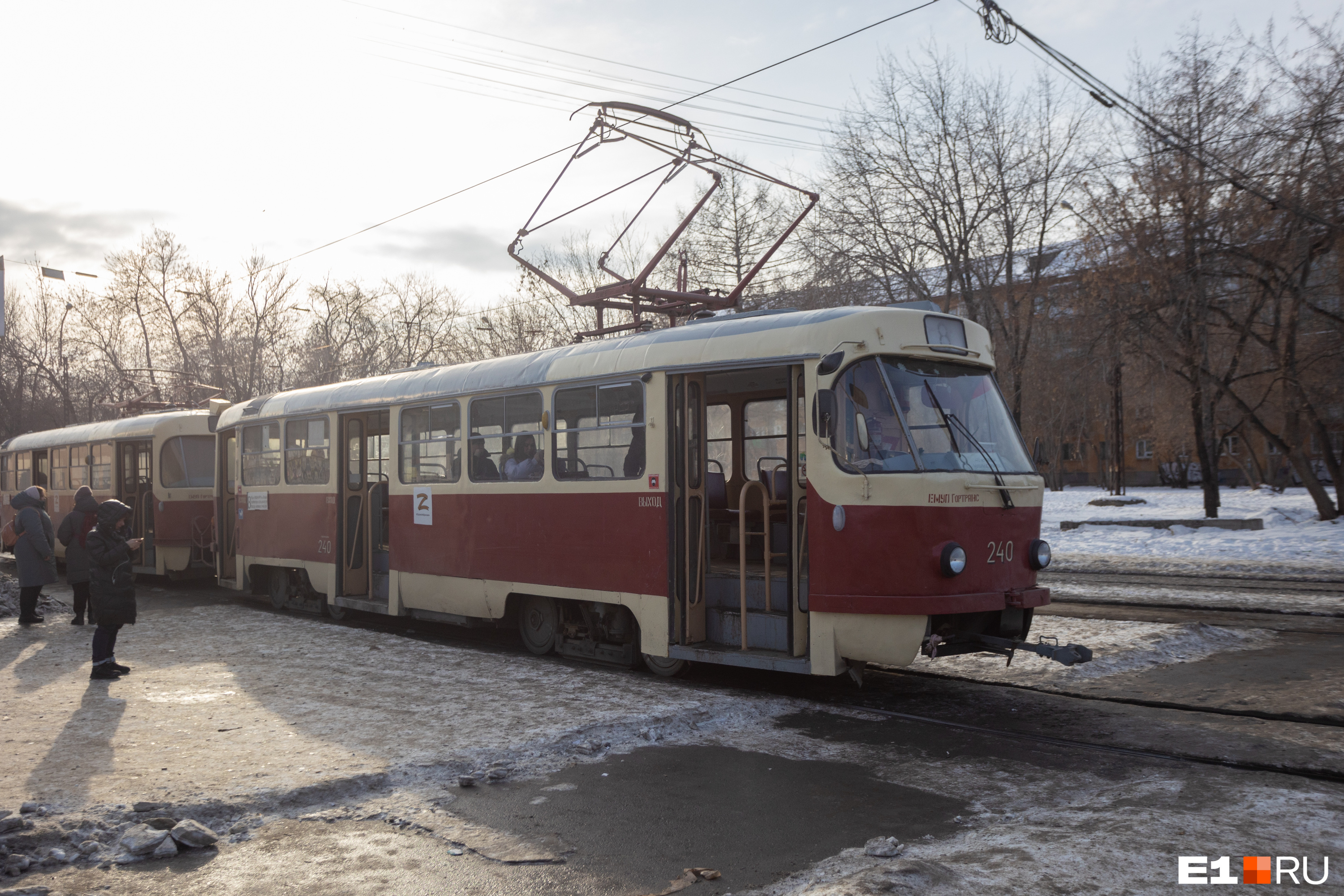 В Екатеринбурге встали трамваи и троллейбусы. На место выехала аварийная служба