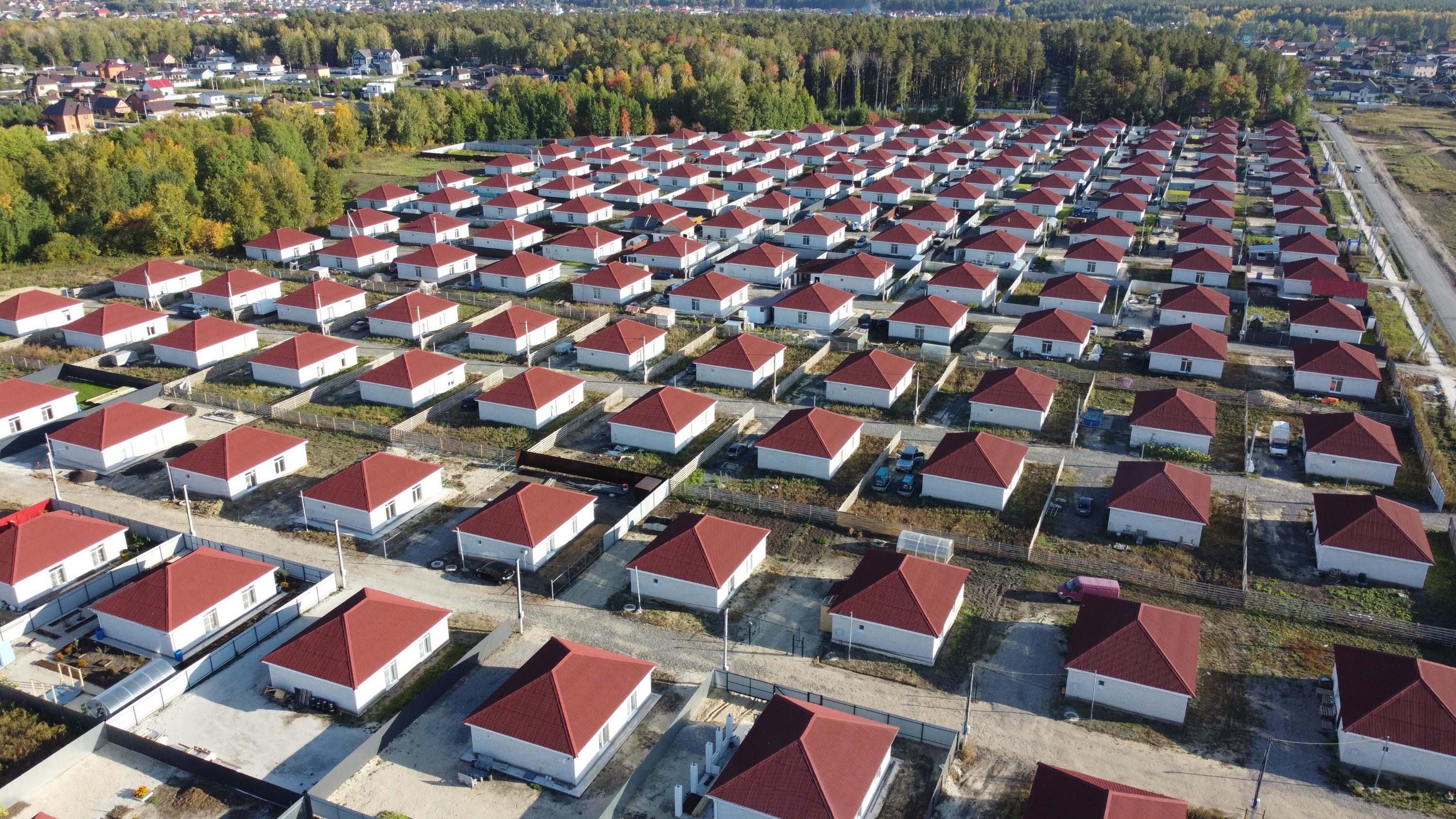 Тысяча одинаковых красных крыш в ряд. Как живут в дешевых домах под Тюменью, среди которых можно потеряться