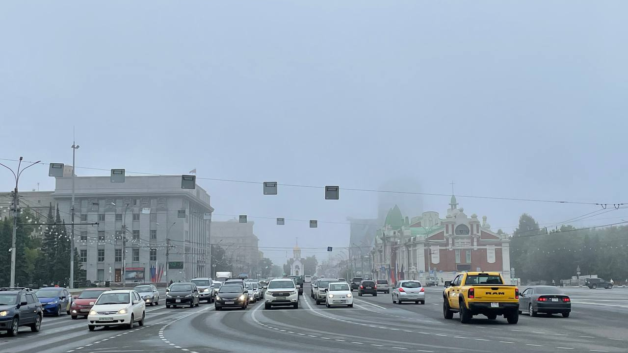 Густой туман опустился на Новосибирск — смотрим на атмосферные фото