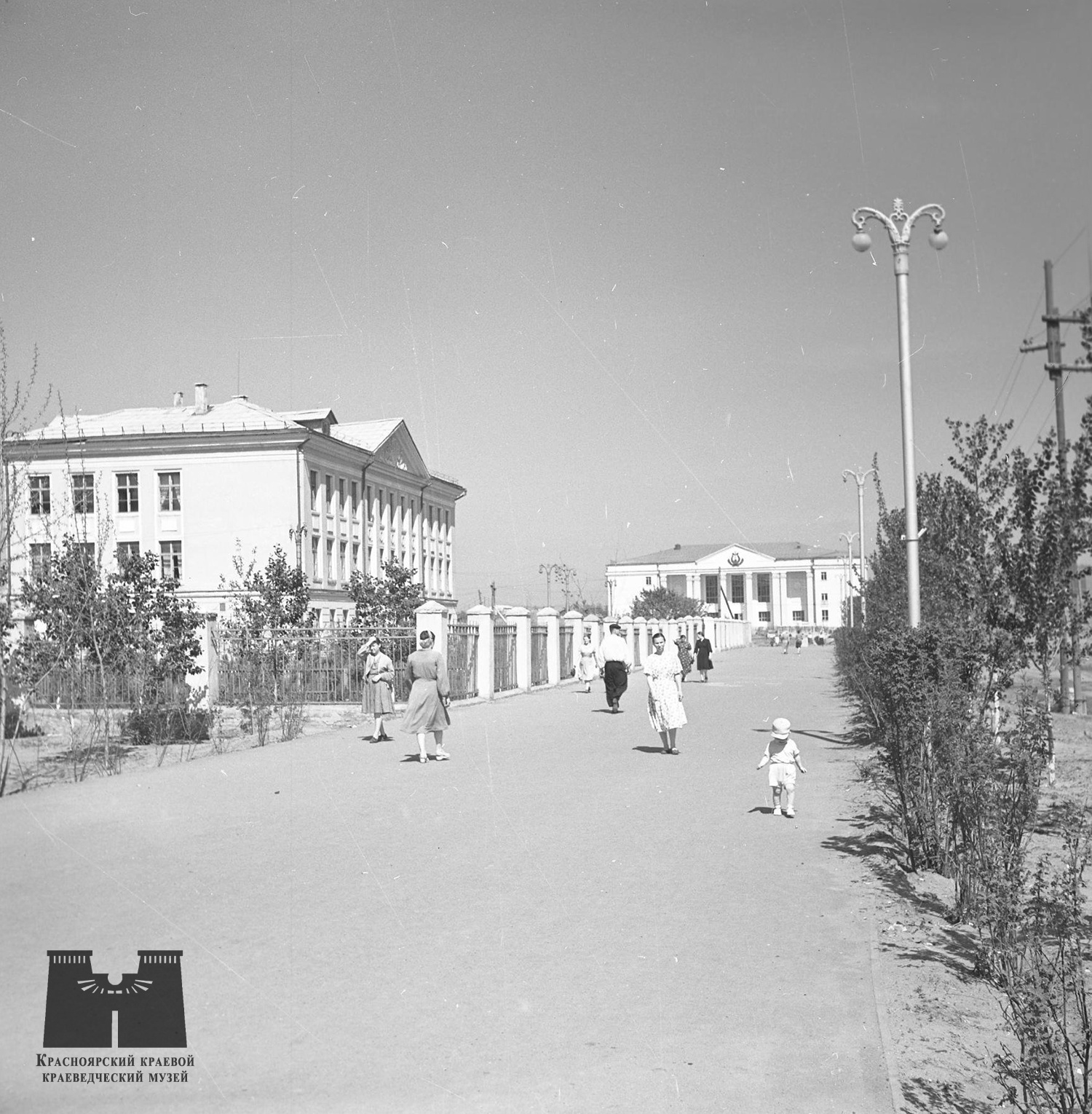ДК КрасТЭЦ (впереди) в 1957 году ДК КрасТЭЦ (впереди) в 1957 году