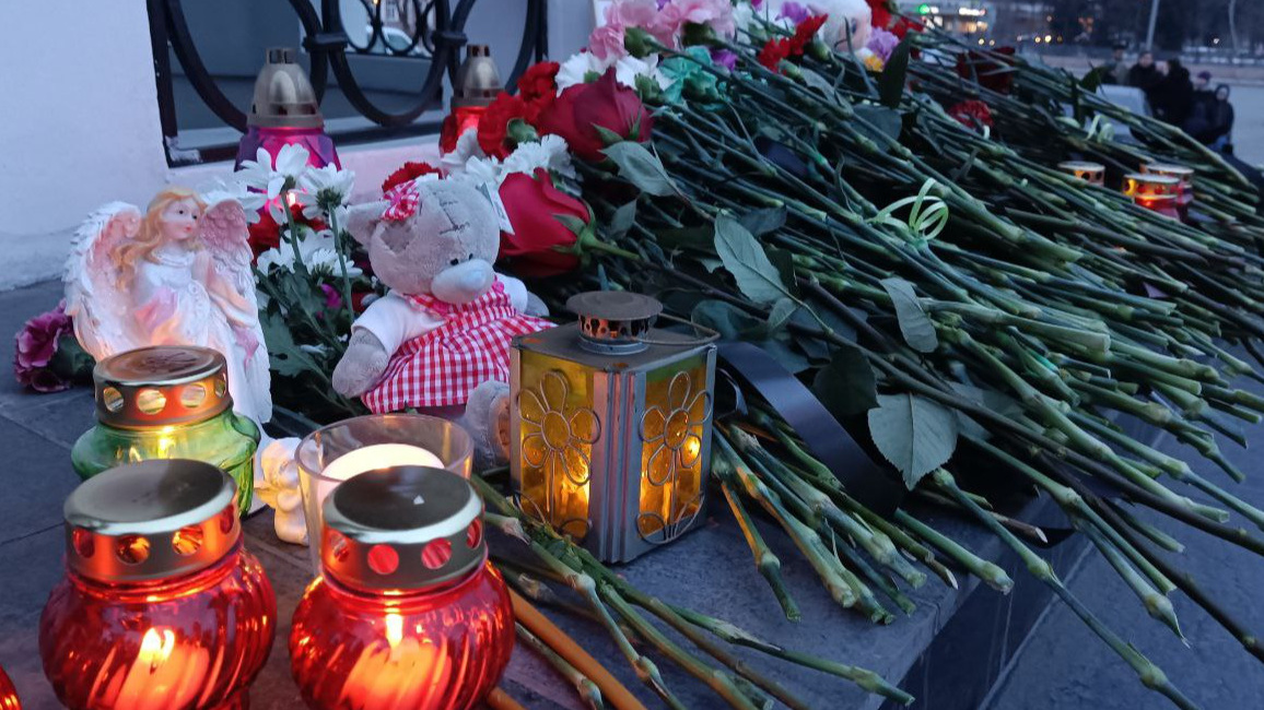 «Пришли, чтоб стало легче». Иркутяне принесли цветы и свечи к мемориалу в память о жертвах теракта в Москве