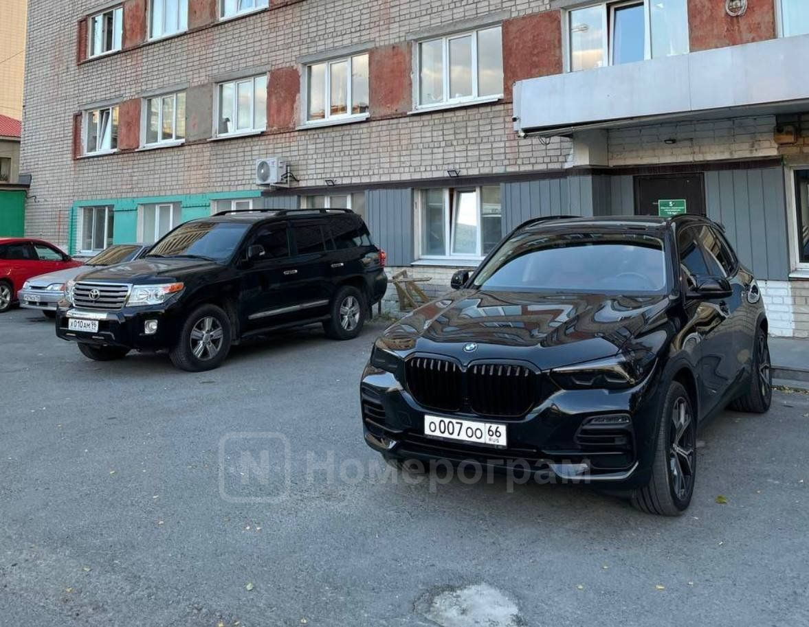 «Забрали из приемной главы района». В Екатеринбурге приставы задержали за долги хозяина дорогущей BMW