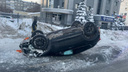 В центре Челябинска Mazda перевернулась, налетев на кучу снега