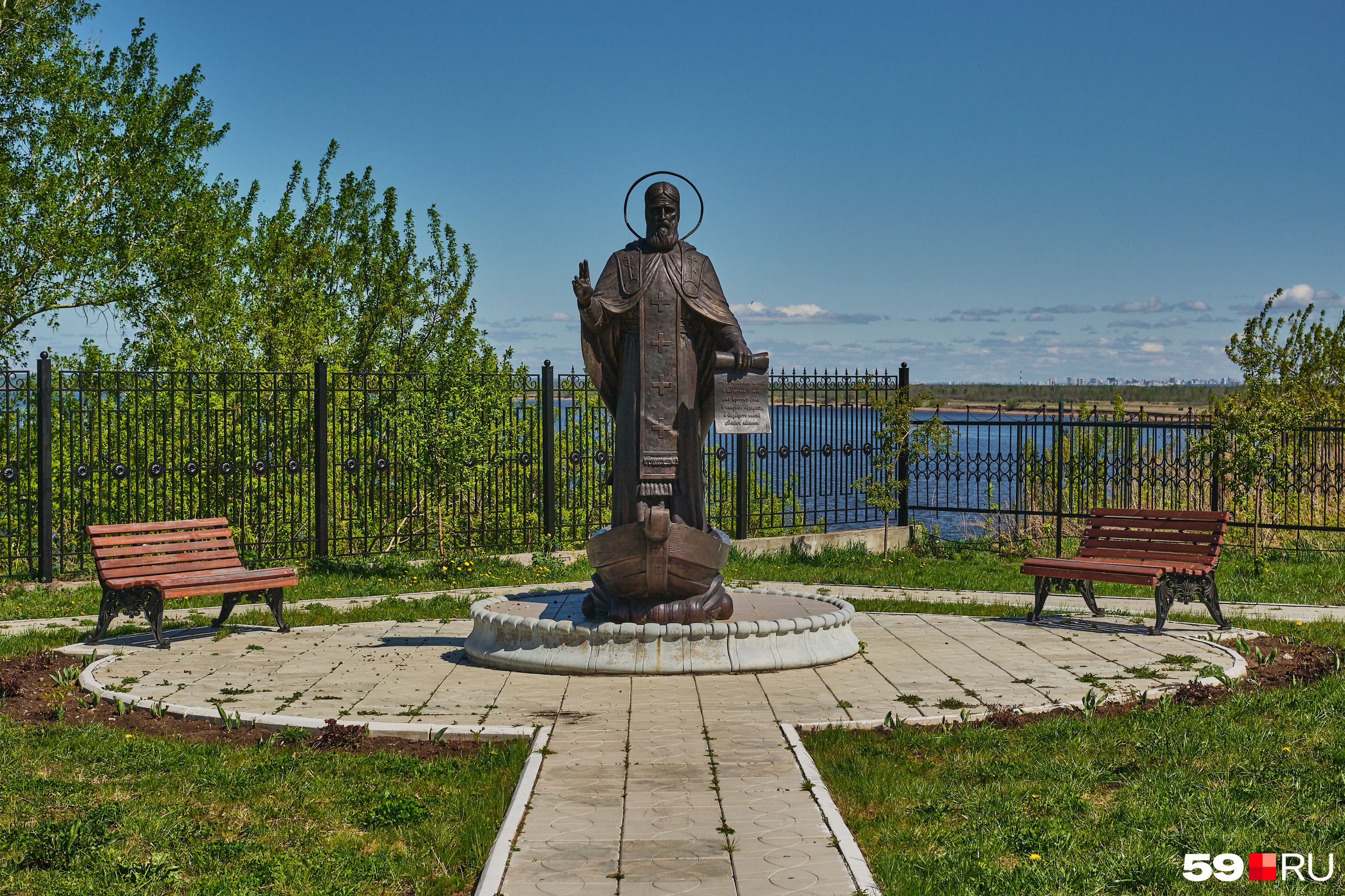 В Нижних Муллах свой памятник работы Ильи Галиулина (он же — автор памятника Донскому и его жене в Верхних Муллах) В Нижних Муллах свой памятник работы Ильи Галиулина (он же — автор памятника Донскому и его жене в Верхних Муллах)