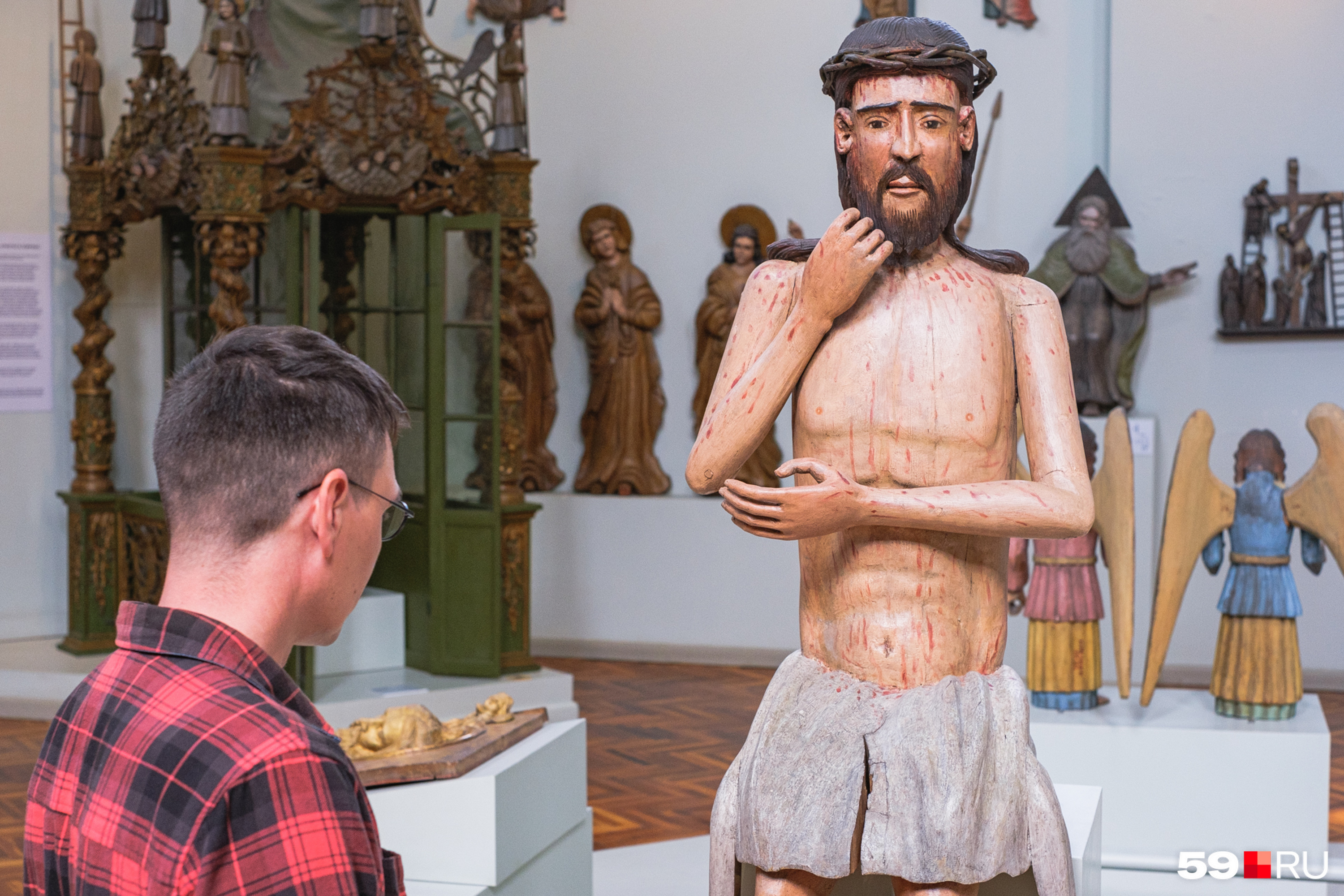 На третьем этаже — выставка деревянной скульптуры, которой галерея гордится