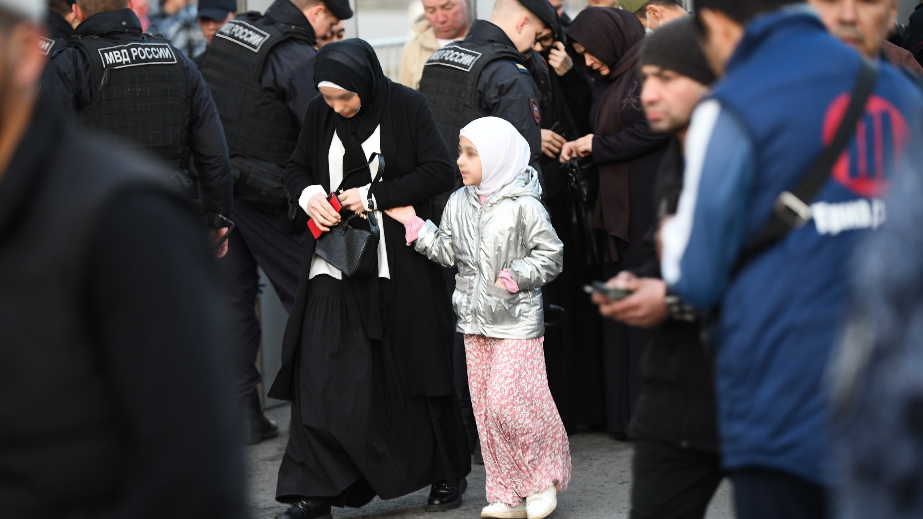 «Вы думаете, комфортно молиться на улице?» Мусульманка возмутилась реакцией москвичей на строительство мечети