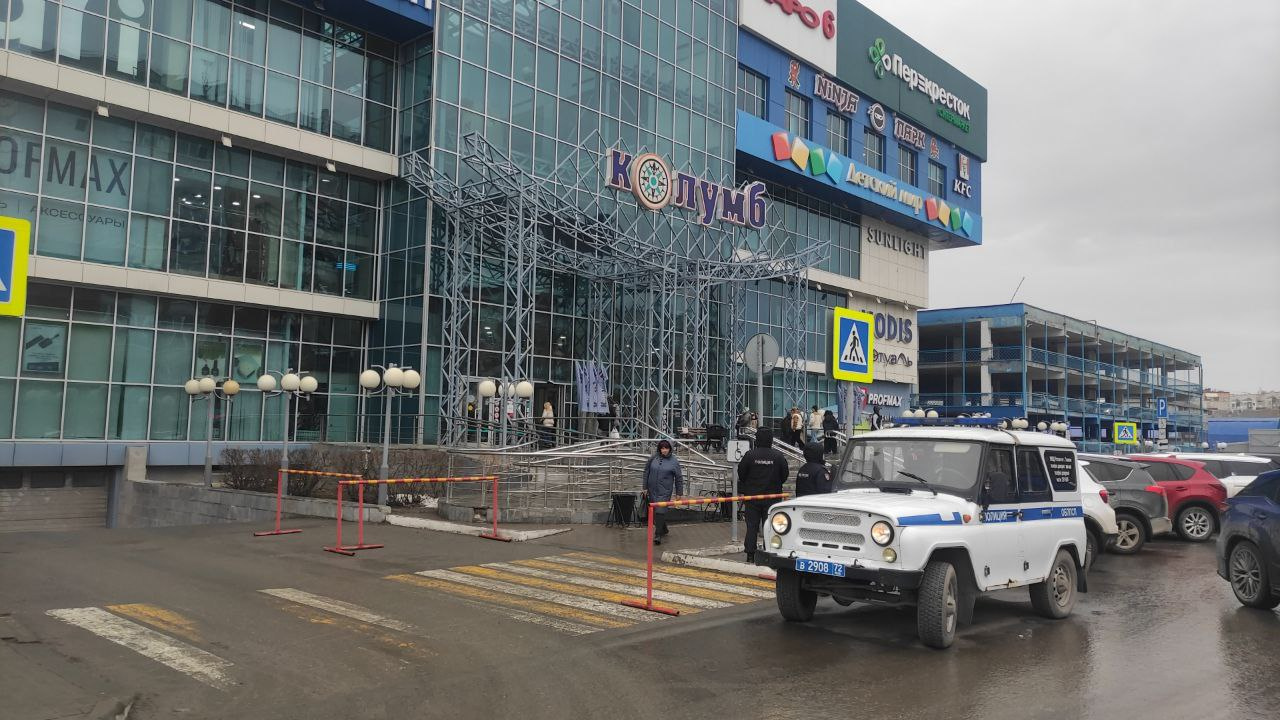 В торговом центре Тюмени дежурят силовики. Что случилось?