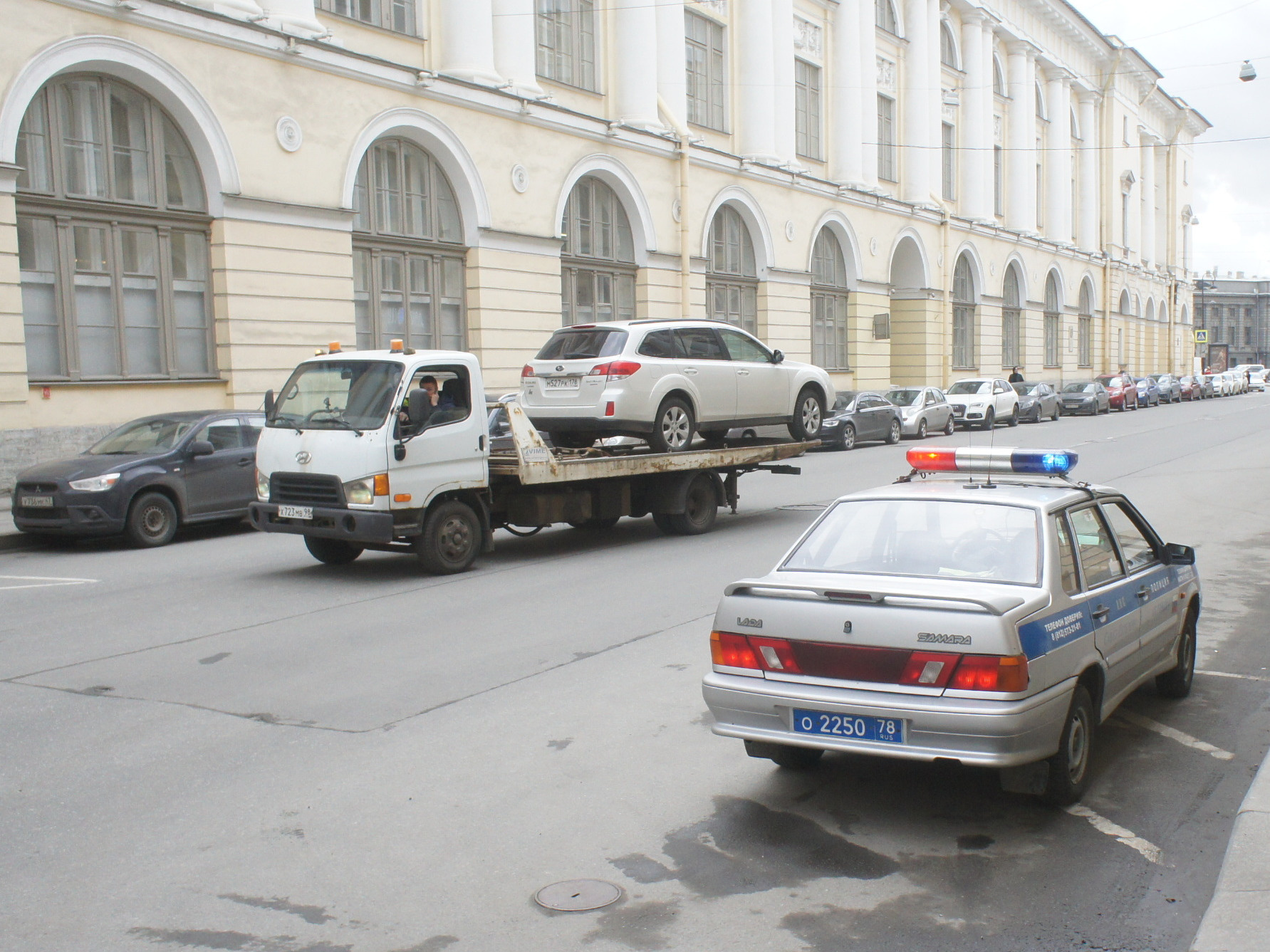 В Петербурге стали чаще эвакуировать машины. Рассказываем почему