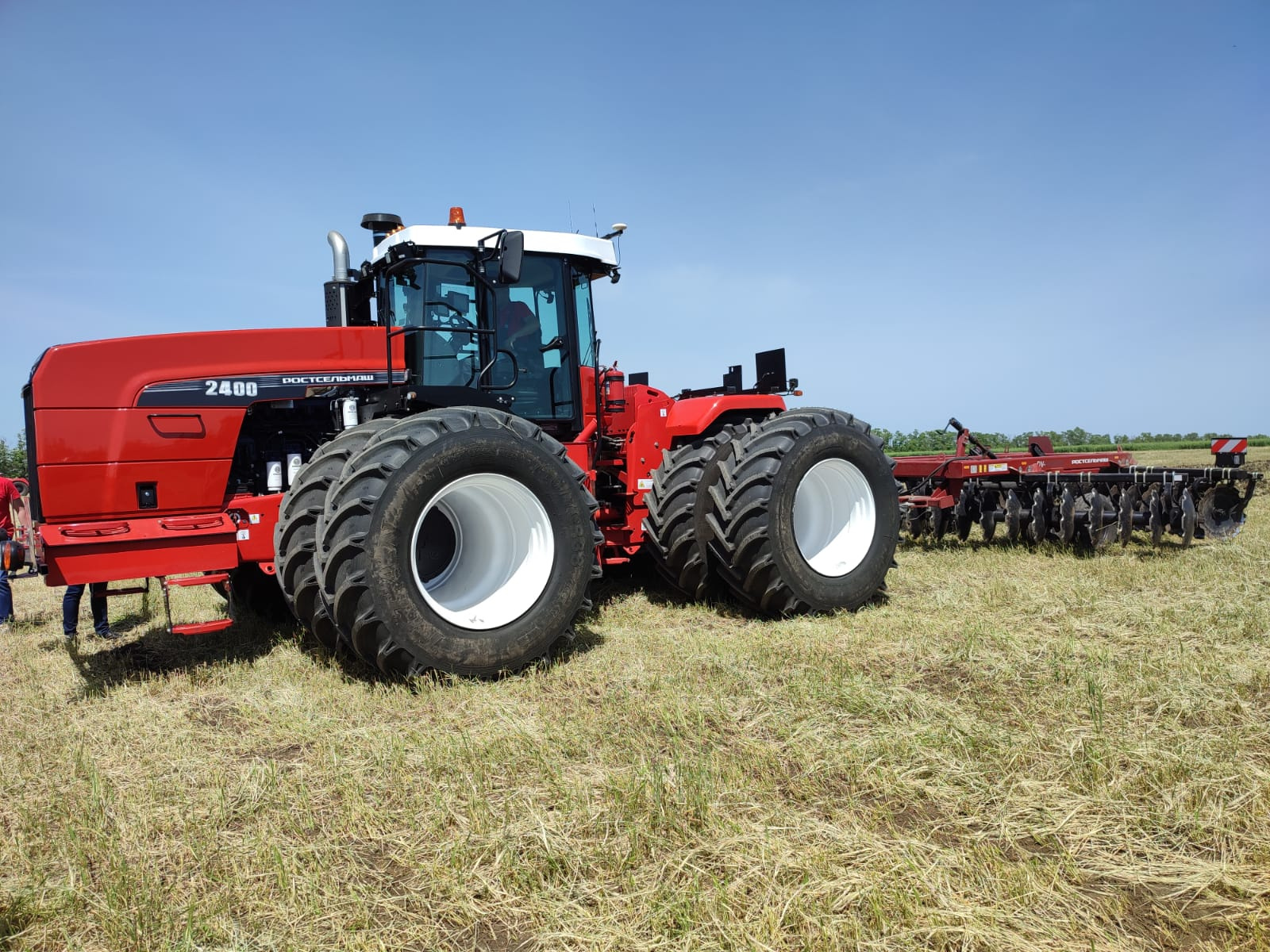 Впервые в стране аграриям презентовали новую версию трактора Ростсельмаш 2400