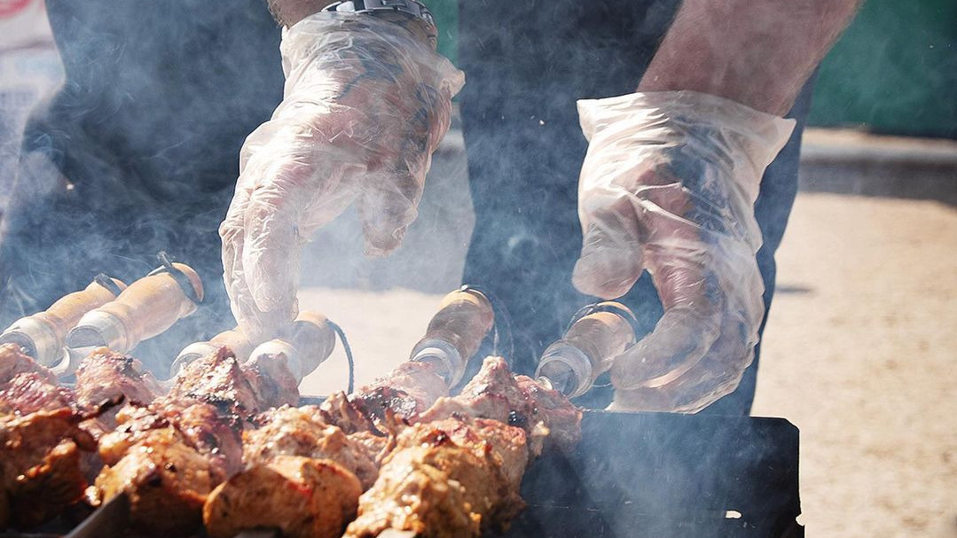 «А ведь горячее все-таки бывает сырым»: самарец — о работе шашлычником по вызову и секретах вкусного мяса