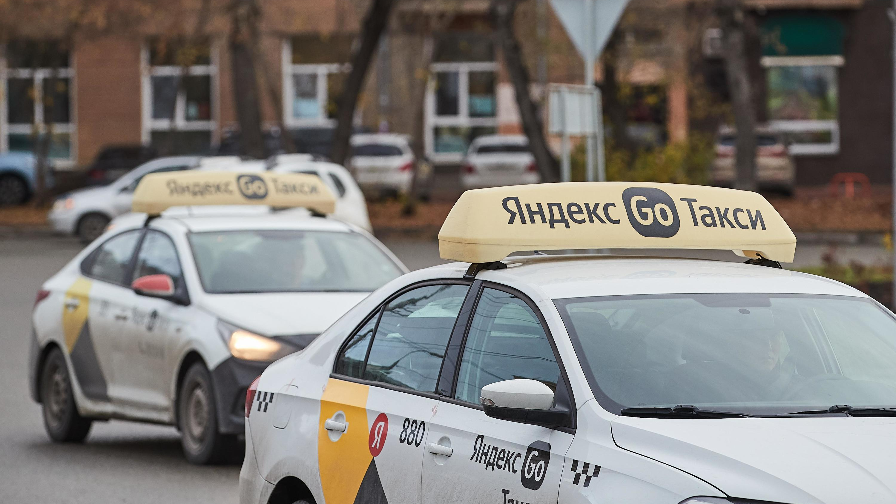 Иностранцам запретили работать в такси и продавать напитки по патентам в Новосибирской области — изучаем документ
