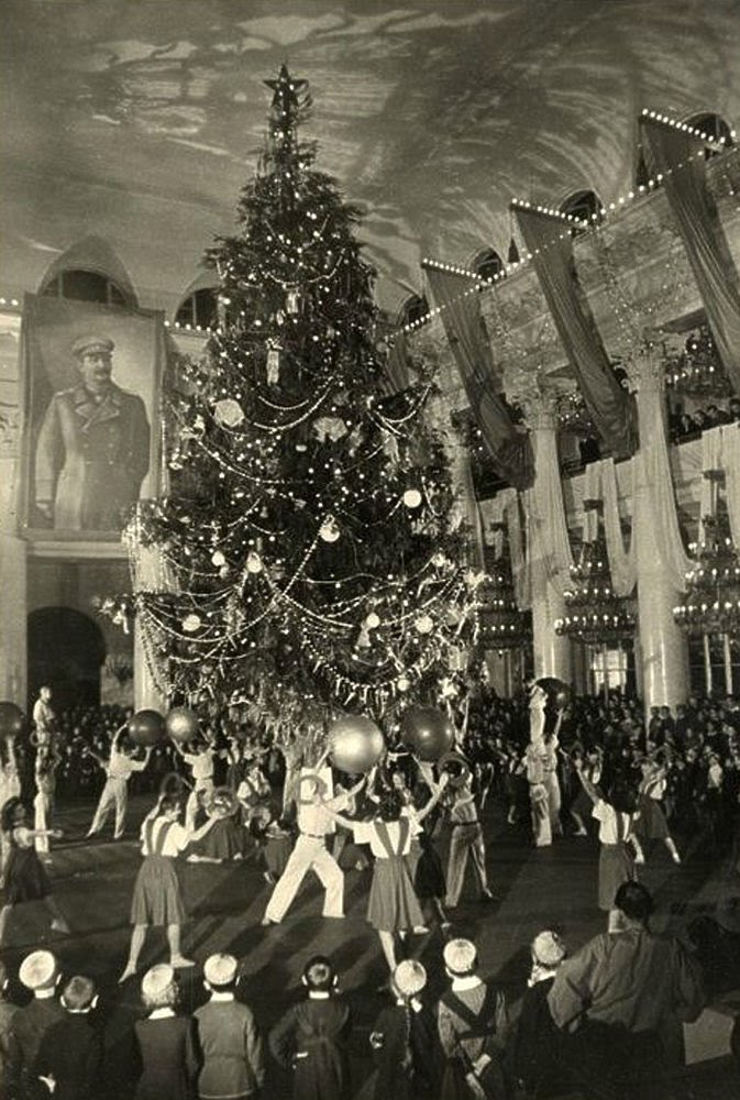 Новый год старые времена. Елка в Георгиевском зале Кремля в 1954 году. Ёлка в Колонном зале 1937. Елка в Колонном зале дома союзов 1937 год. Елка в Кремле 1936 год.