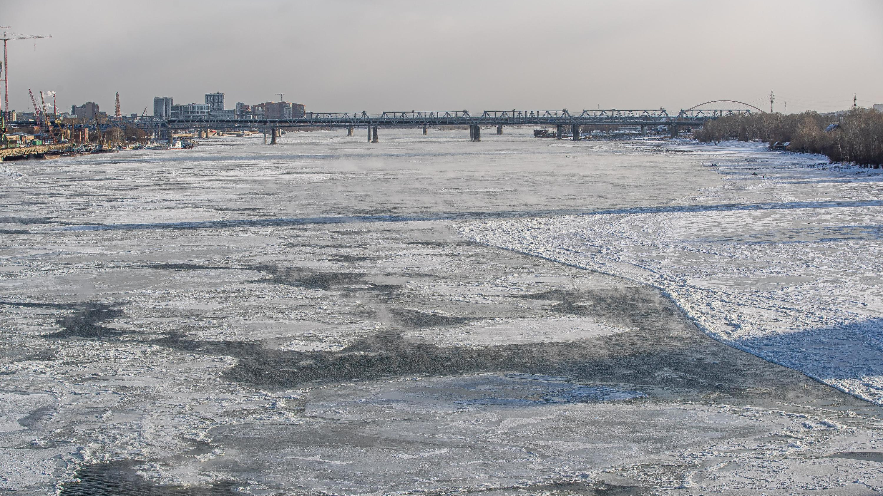 Ледоход Обь. Река Обь Новосибирск. Лед на реке. Лед на улице. Ледоход в новосибирске 2024