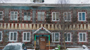 «Пряничный домик» в Архангельске регулярно топит канализацией: северянки показали, как ведут там быт