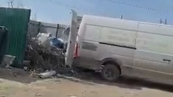 В Волгограде водители «Газели» завалили контейнерные площадки пакетами строительного мусора — видео
