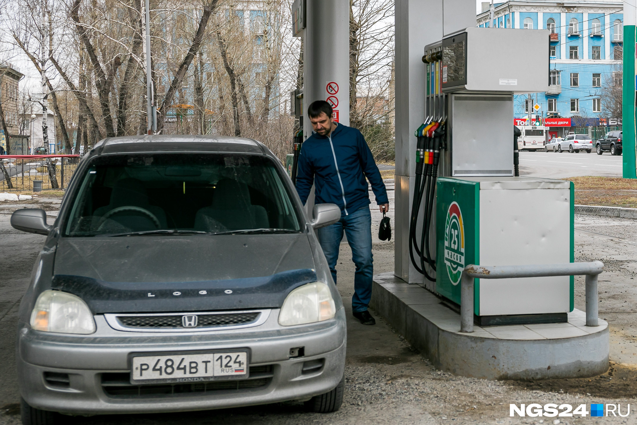 В Красноярске подорожал бензин, но подешевело дизтопливо. Сколько сейчас стоит заправить машину