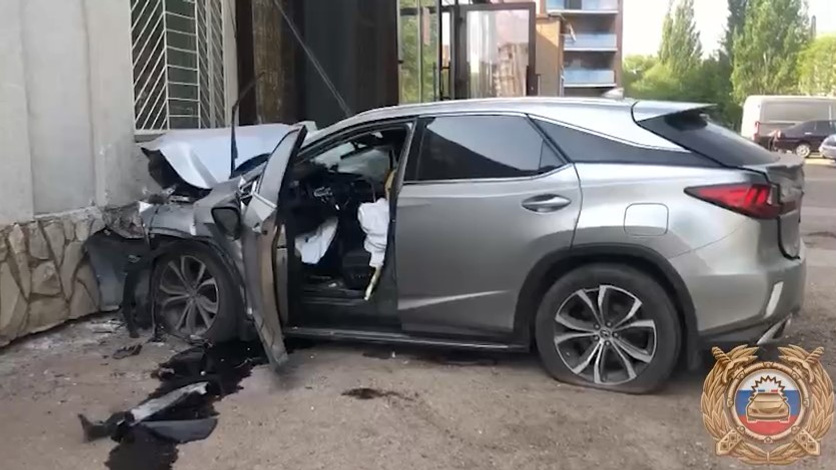 В Стерлитамаке водитель Lexus на полном ходу влетел в жилой дом и погиб — видео