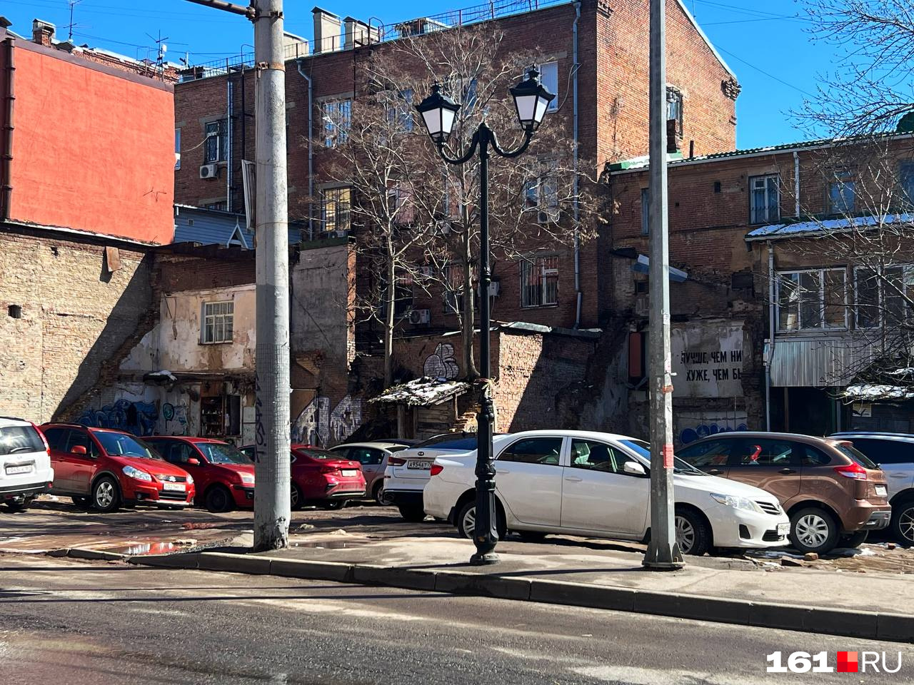 Еще на прошлой неделе здесь торговали десятки людей, сейчас территория заставлена машинами Еще на прошлой неделе здесь торговали десятки людей, сейчас территория заставлена машинами