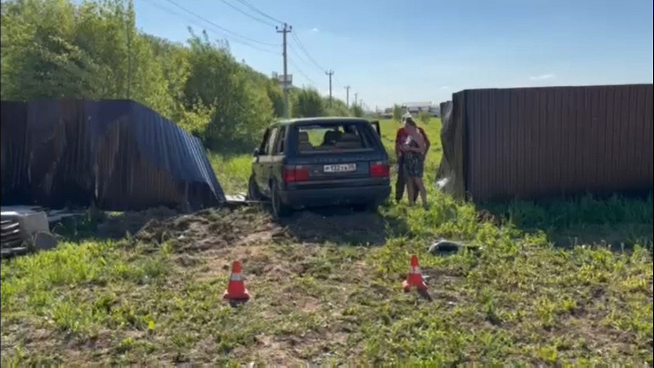 В Кстовском районе женщина на Range Rover протаранила забор и влетела во двор жилого дома