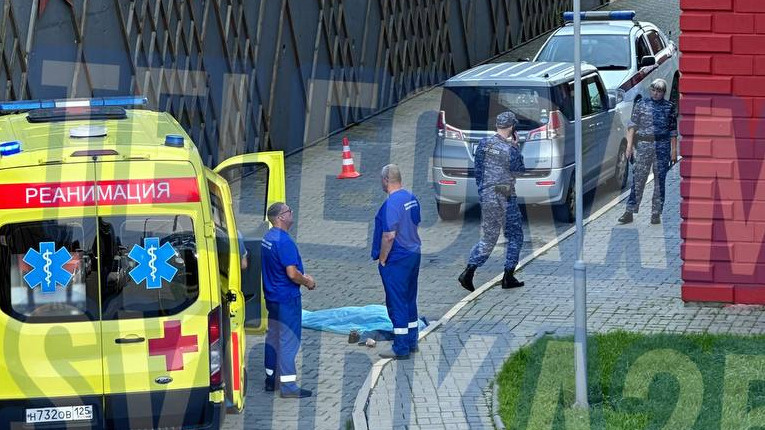 Мужчина выпал из окна многоэтажки во Владивостоке. Он погиб на месте