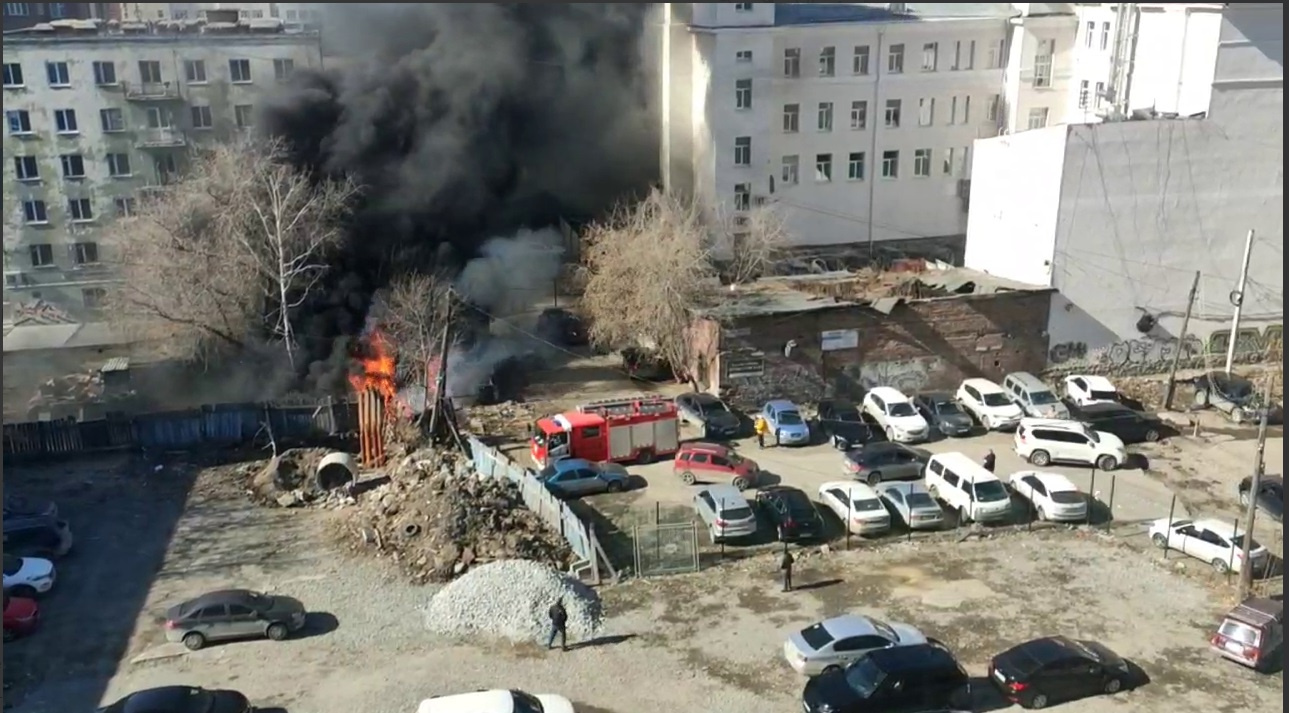 Центр Екатеринбурга затянуло едким дымом. Видео