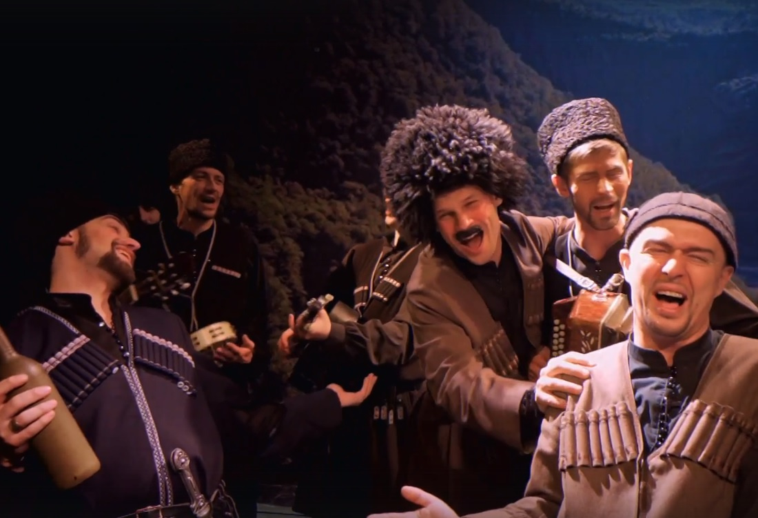 Человек в самой пушистой шапке — это Даниил Лебедев. В Перми он сыграл небольшую роль в спектакле театра «У Моста»