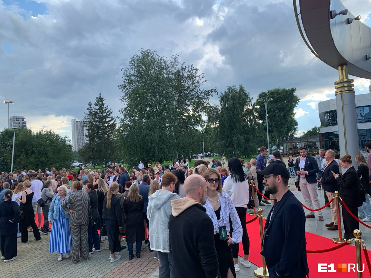 В центре Екатеринбурга появилась красная дорожка и скопилась огромная толпа. Что происходит?