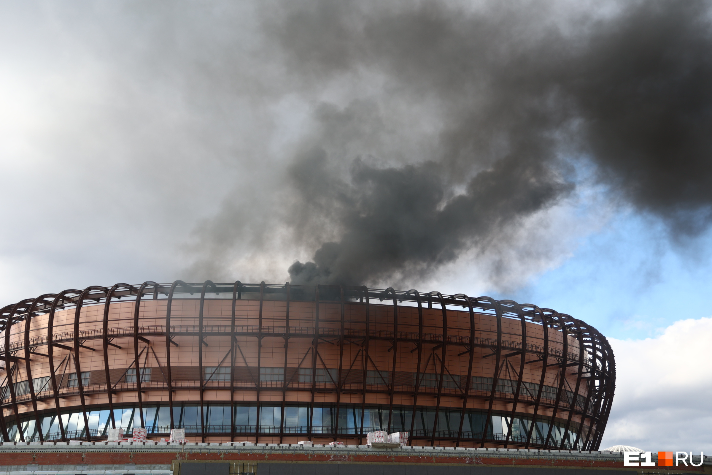 Виден открытый огонь! Из ледовой арены УГМК валит черный-черный дым. Онлайн