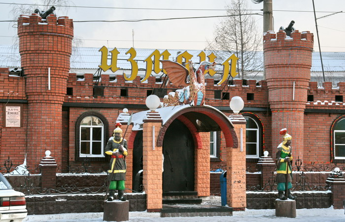 Фото 2007 года. Вход украшали пушки, скульптуры турецких воинов и двуглавый дракон