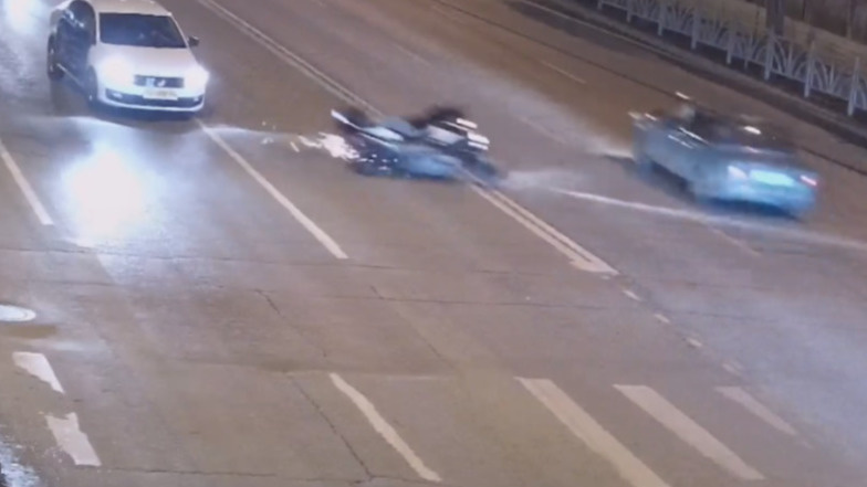 В центре Екатеринбурга машина сбила байкера — он улетел на встречку. Появилось видео аварии
