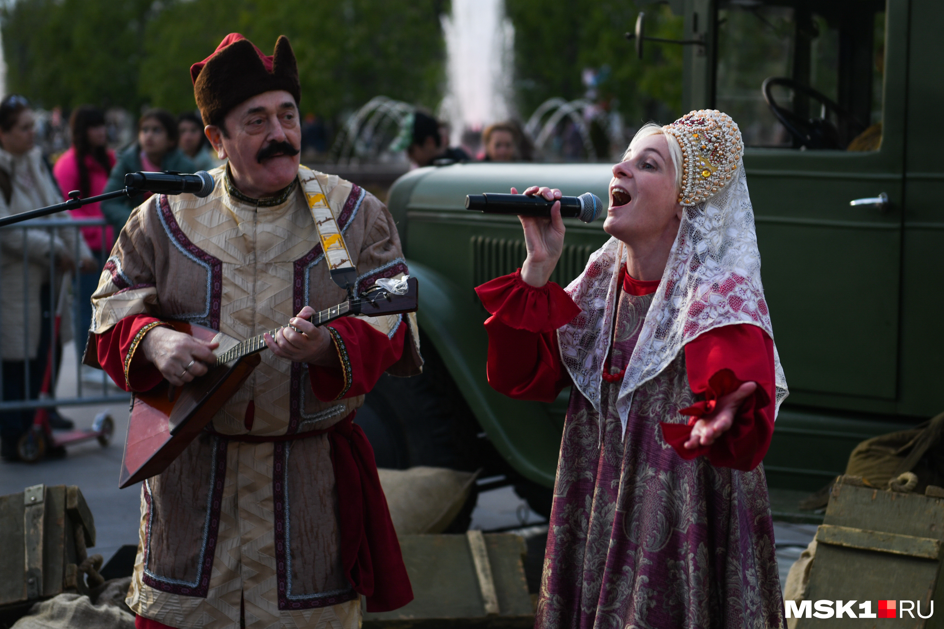 В парках Москвы исполняли песни военных лет