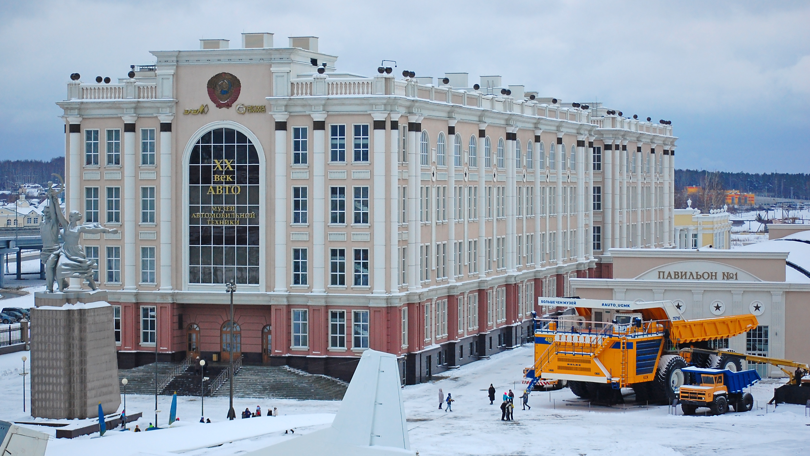 Самый большой в мире самосвал из Кузбасса собрали под Екатеринбургом. Это была целая спецоперация