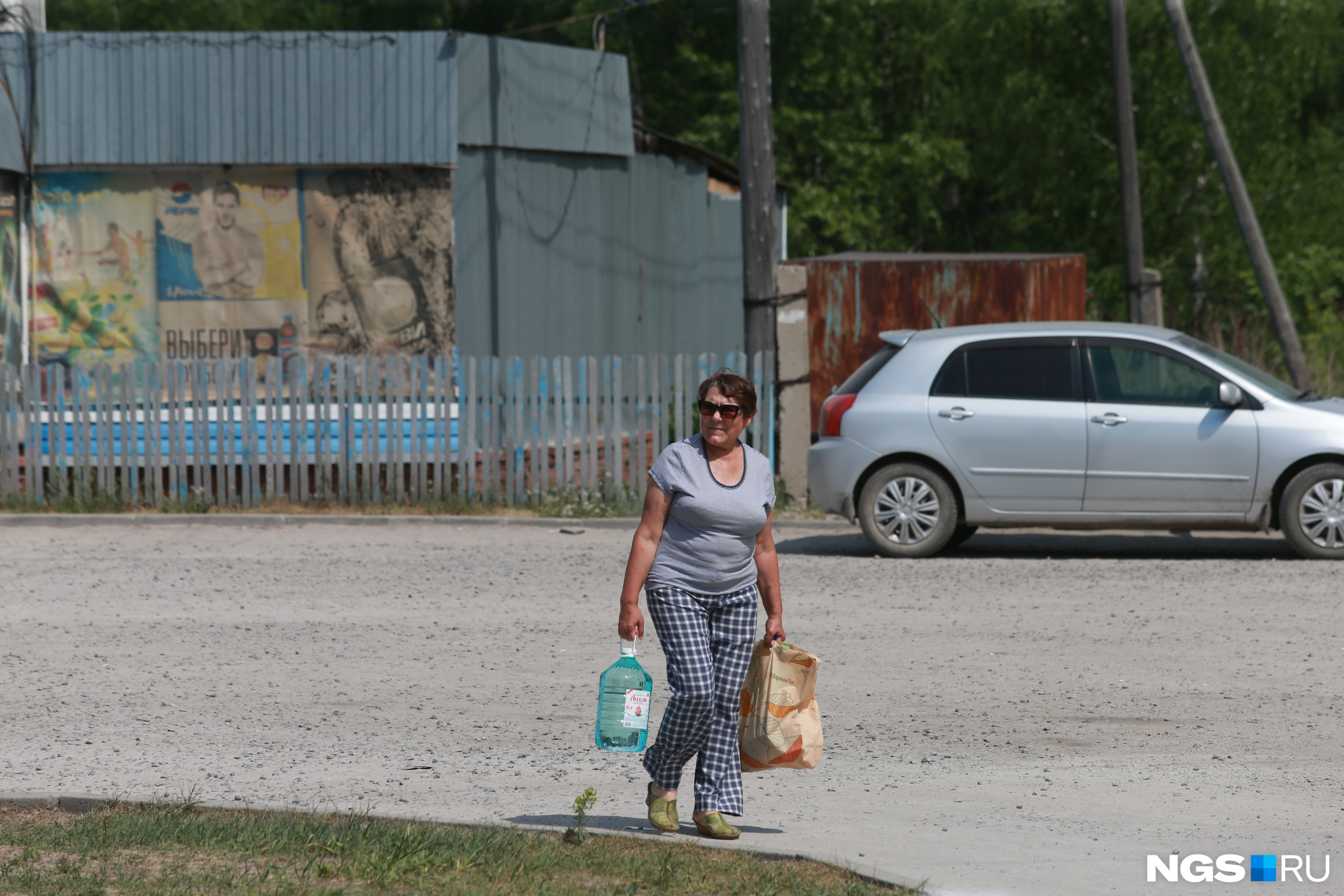 Прохожие на раскаленных улицах Чулыма появляются редко — кажется, выходят в такую жару только для того, чтобы купить воды