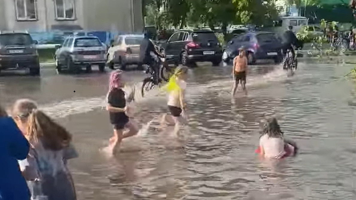 Затопленный после дождя двор в Рябково стал развлечением для детей