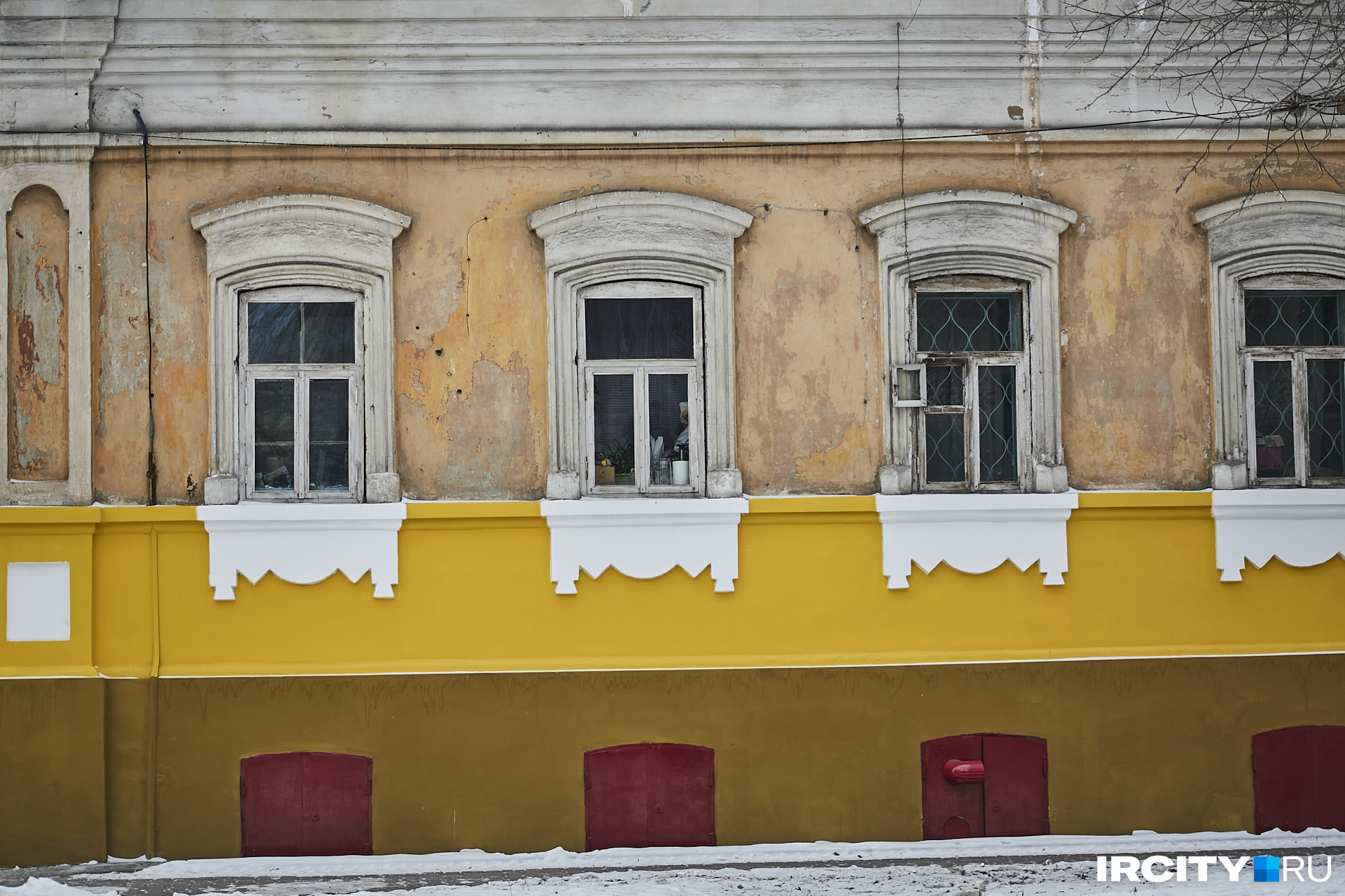 Этот дом на улице Бабушкина — как символ столкновения старого и нового