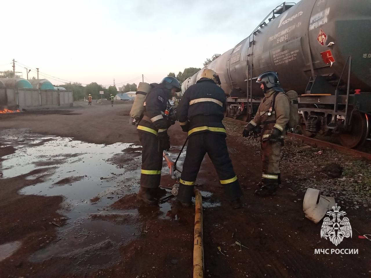 Пожар на складе ГСМ в Уфе тушат с земли, с воды и железной дороги - 9 июня  2023 - ФОНТАНКА.ру