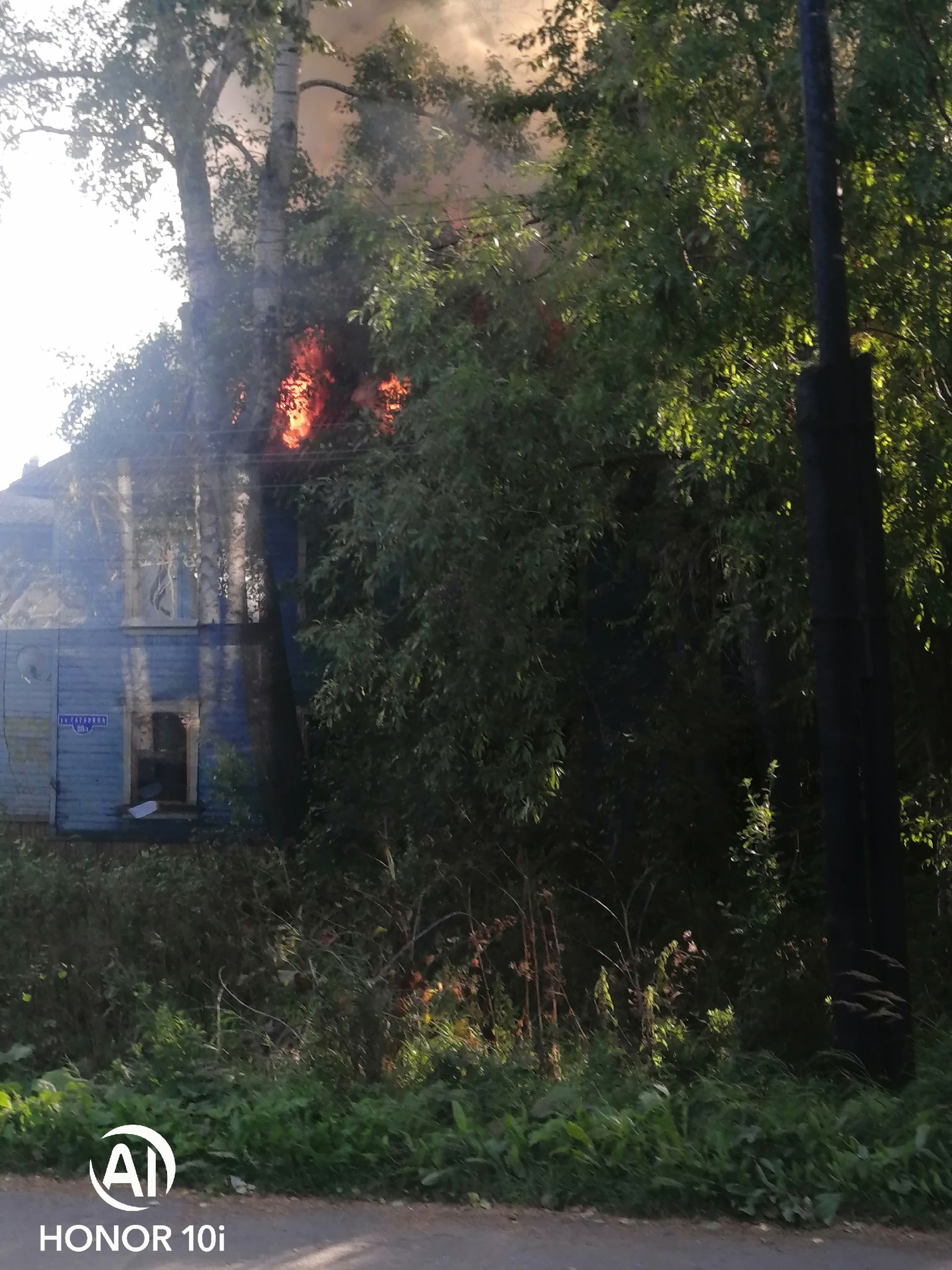 В Архангельске на улице Гагарина горит деревянный дом - 18 августа 2023 -  29.ru