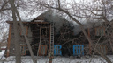 Двухэтажный дом загорелся на Первомайке — фото с места событий